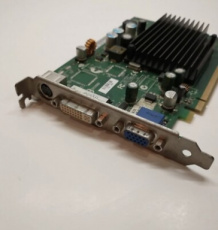 121198 121198 Dell NVIDIA GeForce 7300 LE P280 0DT240 128MB Videokaart PCIe